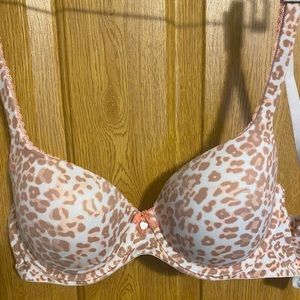 Leopard print with pink detail Victoria’s Secret bra size 34D.